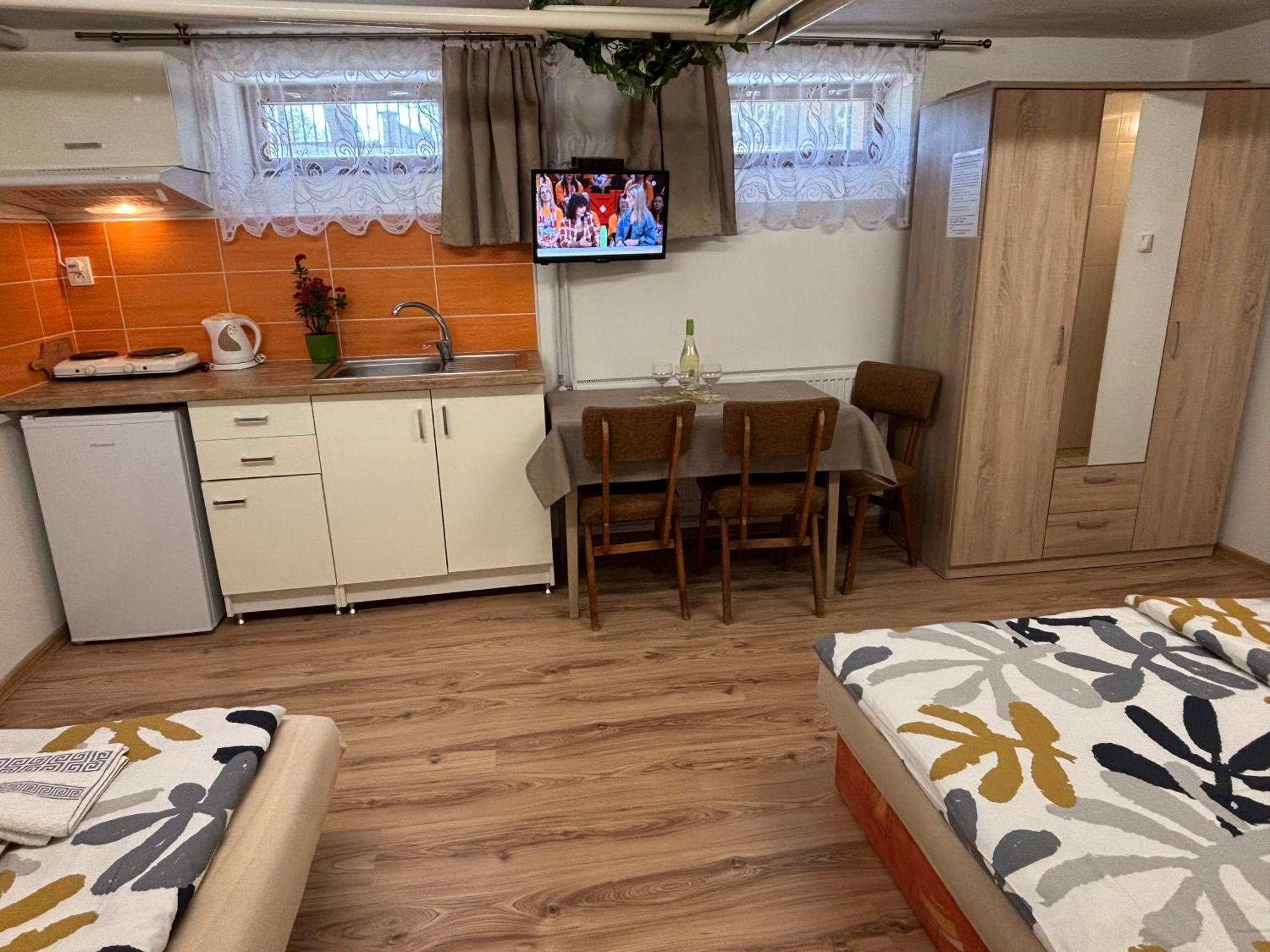 Apartmanovy Dom Grand Štúrovo Esterno foto