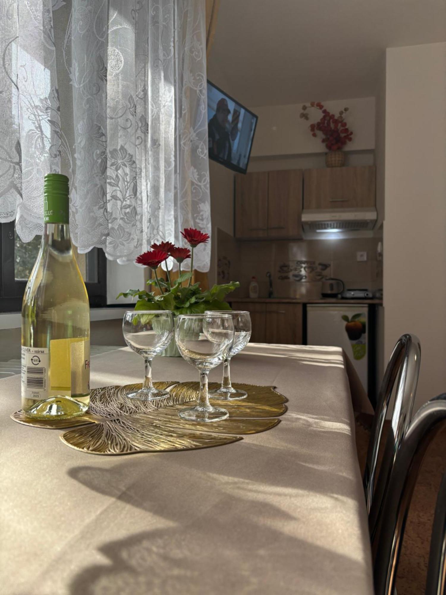 Apartmanovy Dom Grand Štúrovo Esterno foto