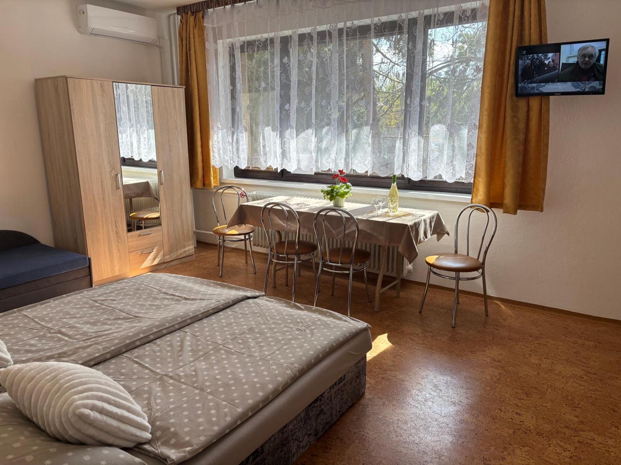 Apartmanovy Dom Grand Štúrovo Esterno foto