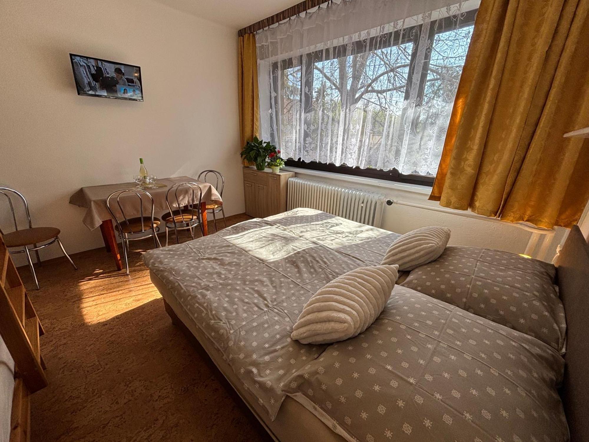 Apartmanovy Dom Grand Štúrovo Esterno foto