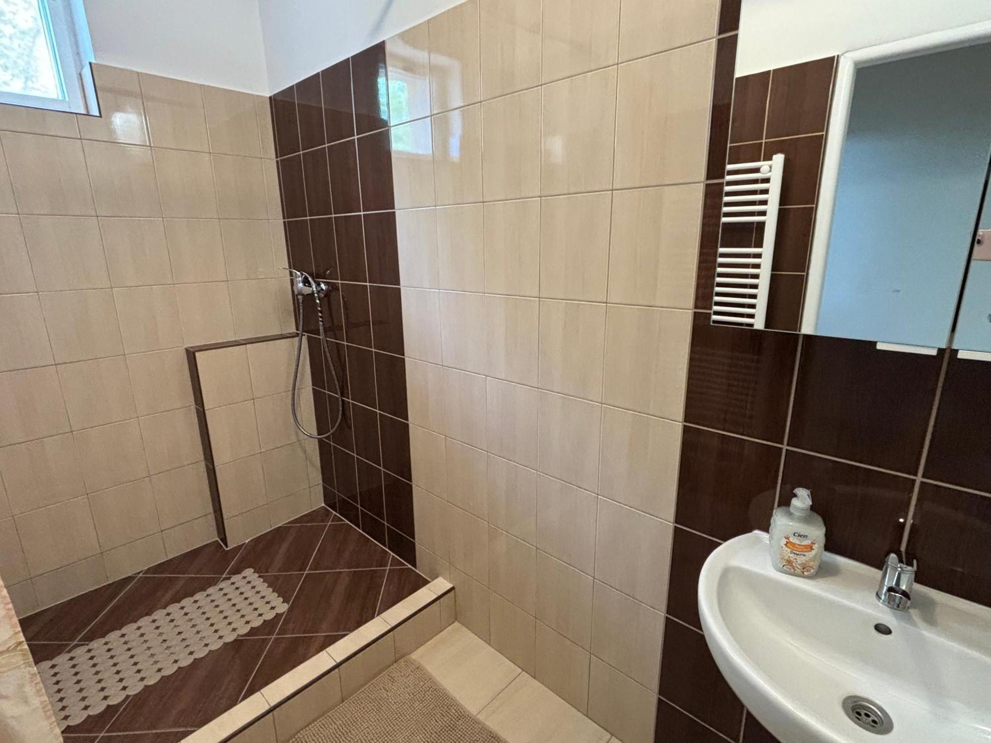 Apartmanovy Dom Grand Štúrovo Esterno foto