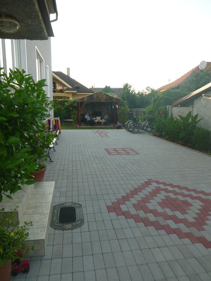 Apartmanovy Dom Grand Štúrovo Esterno foto