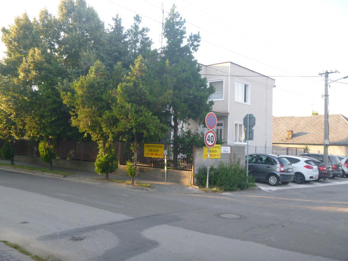 Apartmanovy Dom Grand Štúrovo Esterno foto